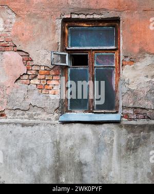 Verlassenes Haus in schlechtem Zustand. Risse in den Fenstern. Zerbröckelnde Wände und Holztüren. Urbane, verlassene Außenbezirke. Stockfoto