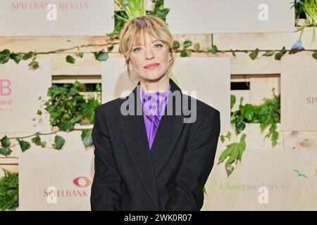 Berlin, Deutschland. Februar 2024. Heike Makatsch kommt zur MMB Party (Medienboard Berlin-Brandenburg) auf dem Holzmarkt während der 74. Berlinale. Annette Riedl/dpa/Alamy Live News Stockfoto