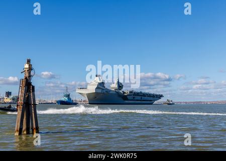 Der Flugzeugträger der Queen Elizabeth-Klasse „HMS Prince of Wales“ verlässt Portsmouth Harbour, Portsmouth, Hampshire, an der Südküste Englands Stockfoto