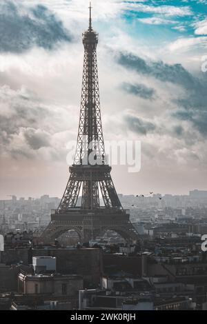 Blick auf den Eiffelturm vom Arc de Triomphe in Paris Stockfoto