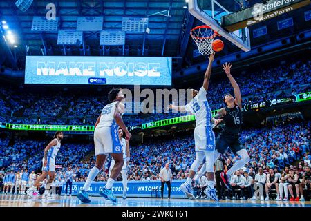 Chapel Hill, NC, USA. Februar 2024. Lynn Kidd (15) schießt im ACC Basketball Matchup im Dean Smith Center in Chapel Hill, North Carolina Tar Heels vor Jalen Washington (13). (Scott Kinser/CSM). Quelle: csm/Alamy Live News Stockfoto