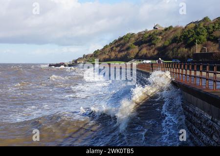 Die Wellen der Hochfrühlingsheime stürzen über die Promenade in Maryport, Cumbria, Großbritannien Stockfoto