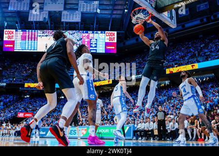 Chapel Hill, NC, USA. Februar 2024. Virginia Tech Hokies Stürmer Mylyjael Poteat (34) tritt im ACC Basketball Matchup im Dean Smith Center in Chapel Hill, NC, gegen die North Carolina Tar Heels. (Scott Kinser/CSM). Quelle: csm/Alamy Live News Stockfoto