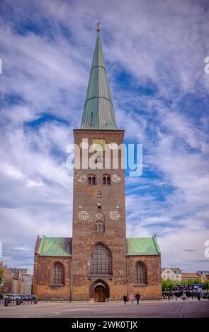 Kathedrale von Århus von Westen mit dem hohen Glockenturm vor blauem Himmel, Århus, Dänemark, 24. februar 2017 Stockfoto