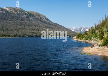 Die Never Summer Range liegt südlich des Long Draw Reservoir im Rocky Mountain National Park, Colorado. Stockfoto