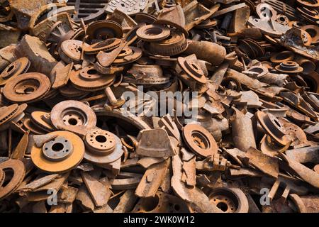 Haufen von verschiedenen rostigen Stahlscheiben- und Trommelbremsen auf der Schrottschrottanlage für Altmetall-Recycling in Quebec, Kanada Stockfoto