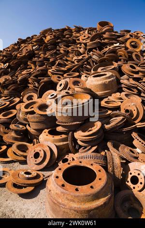 Haufen von verschiedenen rostigen Stahlscheiben- und Trommelbremsen auf dem Schrottplatz für Altmetall-Recycling. Stockfoto