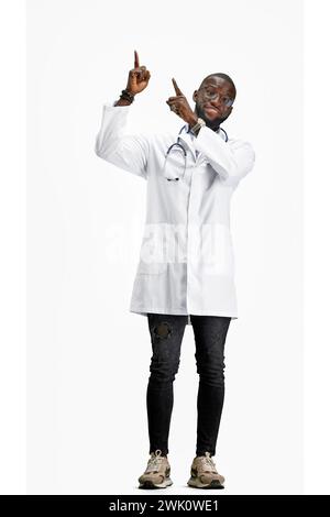 Der Doktor zeigt in voller Höhe auf weißem Hintergrund nach oben Stockfoto