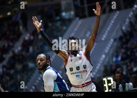 Torino, Italien. Februar 2024. UNAHOTELS Reggio Emilia Langston Galloway reagiert beim Halbfinalspiel der Frecciarossa Final Acht Basket zwischen UNAHOTELS Reggio Emilia und GeVi Napoli Basket in Turin Norditalien am Samstag, 17. FEBRUAR 2024. Sport - Basket (Foto: Marco Alpozzi/Lapresse) Credit: LaPresse/Alamy Live News Stockfoto