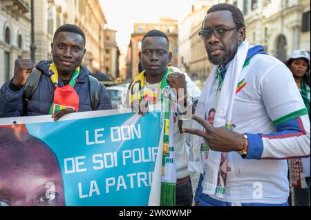 Rom, Italien. Februar 2024. Männer mit geballten Fäusten und ein Siegeszeichen während des Protests der senegalesischen Aktivisten der Pastef-Partei in Rom. Aktivisten der Parteien Pastef ("Patrioten Senegals") und PUR ("Einheits- und Versammlungspartei") in Italien demonstrierten gemeinsam anlässlich des Protestes, der von der Pastef-Koordination in Rom und Latium nach dem von Präsident Macky Sall gewünschten und vom senegalesischen parlament gebilligten Dekret organisiert wurde, mit dem die Wahlen durchgeführt wurden. ursprünglich für den 25. Februar geplant, wurden auf den 15. Dezember verschoben. in der Pressemitteilung, in Additi Stockfoto