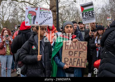 Zentrum von London, Großbritannien. Februar 2023. Zehntausende von Menschen marschierten von der Park Lane im Zentrum Londons zur israelischen Botschaft, der marsch war laut, aber friedlich. Quelle: Natasha Quarmby/Alamy Live News Stockfoto