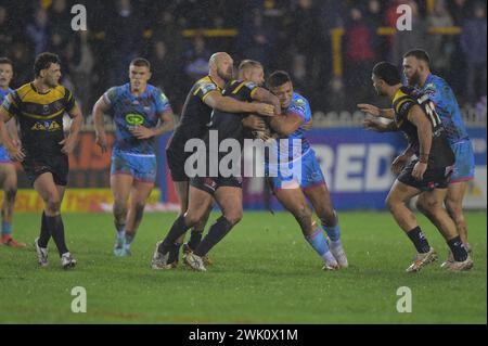 Patrick Mago von den Wigan Warriors, die von Liam Watts von Castleford Tigers und Joe Westerman von Castleford Tigers während des Spiels Castleford Tigers gegen Wigan Warriors im Benehmen-A-hose Jungle, Castleford, Großbritannien, 17. Februar 2024 (Foto: Craig Cresswell/News Images) in, 17. Februar 2024. (Foto: Craig Cresswell/News Images/SIPA USA) Credit: SIPA USA/Alamy Live News Stockfoto