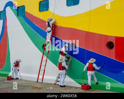 Puerto Plata, Puerto Plata, USA. Januar 31, 2024. Erfahrene Arbeiter beleben Norwegian Encore am Hafen von Puerto Plata und sorgen für einen lebendigen Empfang, während Passagiere die bezaubernde Karibikinsel während ihres Urlaubs erkunden (Credit Image: © Walter G Arce SR Grindstone Medi/ASP) NUR REDAKTIONELLE VERWENDUNG! Nicht für kommerzielle ZWECKE! Stockfoto