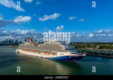 Miami, FL, USA. Januar 2024. Carnival Horizon beginnt von Miami aus auf einer einwöchigen Karibikkreuzfahrt, die eine Mischung aus Luxus und Abenteuer auf dem Meer verspricht. Mit erstklassigen Annehmlichkeiten, vielfältiger Unterhaltung und atemberaubenden Inselzielen ist es ein unvergesslicher Urlaub am Horizont. (Credit Image: © Walter G Arce SR Grindstone Medi/ASP) NUR REDAKTIONELLE VERWENDUNG! Nicht für kommerzielle ZWECKE! Stockfoto