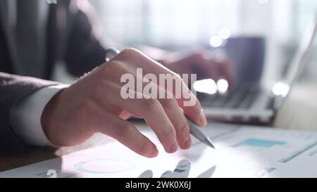 Geschäftliche Arbeit, Tippen auf der Tastatur, Schreiben eines Berichts Stockfoto