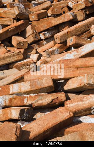 Anhäufung rostfreier Stahlträger auf der Altmetallrecyclinganlage. Stockfoto