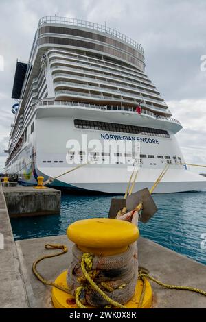 Road Town, Tortola, USA. Februar 2024. Norwegian Encore dockt in Tortola, BVI, an und erschließt karibische Wunder, wenn Passagiere aussteigen, um den Charme der Insel in ihrem unvergesslichen Urlaub zu genießen (Credit Image: © Walter G Arce SR Grindstone Medi/ASP) NUR REDAKTIONELLE VERWENDUNG! Nicht für kommerzielle ZWECKE! Stockfoto