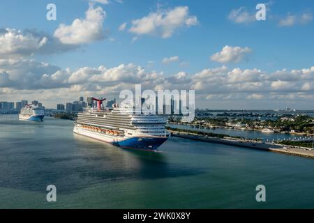 Miami, FL, USA. Januar 2024. Carnival Horizon beginnt von Miami aus auf einer einwöchigen Karibikkreuzfahrt, die eine Mischung aus Luxus und Abenteuer auf dem Meer verspricht. Mit erstklassigen Annehmlichkeiten, vielfältiger Unterhaltung und atemberaubenden Inselzielen ist es ein unvergesslicher Urlaub am Horizont. (Credit Image: © Walter G Arce SR Grindstone Medi/ASP) NUR REDAKTIONELLE VERWENDUNG! Nicht für kommerzielle ZWECKE! Stockfoto