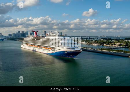 Miami, FL, USA. Januar 2024. Carnival Horizon beginnt von Miami aus auf einer einwöchigen Karibikkreuzfahrt, die eine Mischung aus Luxus und Abenteuer auf dem Meer verspricht. Mit erstklassigen Annehmlichkeiten, vielfältiger Unterhaltung und atemberaubenden Inselzielen ist es ein unvergesslicher Urlaub am Horizont. (Credit Image: © Walter G Arce SR Grindstone Medi/ASP) NUR REDAKTIONELLE VERWENDUNG! Nicht für kommerzielle ZWECKE! Stockfoto