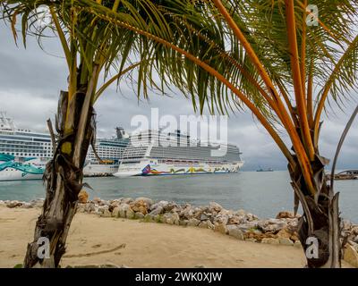 Puerto Plata, Puerto Plata, USA. 30. Januar 2024. Der Hafen Puerto Plata, Dominikanische Republik, begrüßt Kreuzfahrtschiffe und lädt Urlauber ein, während ihres Inselhüpfabenteuers den Charme der Karibik zu erkunden (Foto: © Walter G Arce SR Grindstone Medi/ASP) NUR ZUR REDAKTIONELLEN VERWENDUNG! Nicht für kommerzielle ZWECKE! Stockfoto