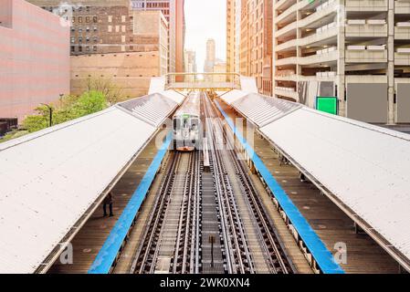 Ein Hochzug fährt zu einem Bahnhof in der Innenstadt von Chicago Stockfoto