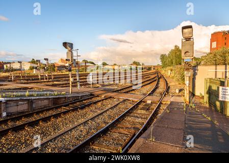 Parallele Bahngleise und Signale an einem Bahnhof bei Sonnenuntergang im Sommer Stockfoto