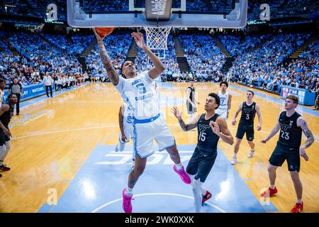 Chapel Hill, NC, USA. Februar 2024. North Carolina Tar Heels Armando Bacot (5) schießt gegen die Virginia Tech Hokies im ACC Basketball Matchup im Dean Smith Center in Chapel Hill, NC. (Scott Kinser/CSM). Quelle: csm/Alamy Live News Stockfoto