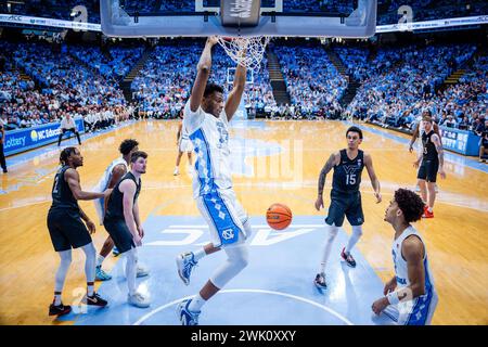 Chapel Hill, NC, USA. Februar 2024. North Carolina Tar Heels gegen Jalen Washington (13) dunks gegen die Virginia Tech Hokies im ACC Basketball Matchup im Dean Smith Center in Chapel Hill, NC. (Scott Kinser/CSM). Quelle: csm/Alamy Live News Stockfoto