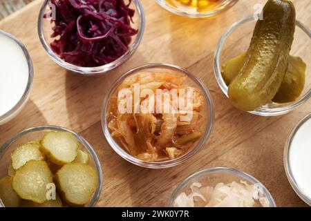 Fermentierte Lebensmittel und Gemüse - Kimchi, Sauerkraut, Apfelessig, Gurken, Joghurt und Kefir Stockfoto