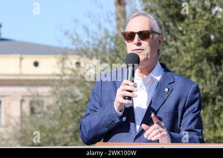 Andy Biggs, US-Abgeordneter von AZ, ist einer der Redner bei der 11. Jahrestagung Feiern & Schützen des 2. Amendment/Right to Keep & Bear Arms auf der Wesley Bolin Memorial Plaza in Phoenix, Arizona am 17. Februar 2024. Dies ist Arizonas am längsten laufende 2nd Amendment-Feier, bei der lokale und nationale Referenten für Waffenrechte, Händler und eine Schießverlosung teilnahmen. (Foto: Alexandra Buxbaum/SIPA USA) Credit: SIPA USA/Alamy Live News Stockfoto