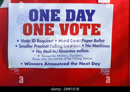 Ein One Day One Vote Sticker wird auf einer Box am 17. Februar 2024 bei der Veranstaltung ArizonaÕs 11th Annual Celebre & Protect the 2nd Amendment/Right to Keep & Bear Arms auf der Wesley Bolin Memorial Plaza in Phoenix, Arizona angebracht. Dies ist die am längsten laufende 2nd Amendment-Feier, bei der lokale und nationale Referenten für Waffenrechte, Händler und eine ArizonaÕs-Verlosung teilnahmen. (Foto: Alexandra Buxbaum/SIPA USA) Credit: SIPA USA/Alamy Live News Stockfoto