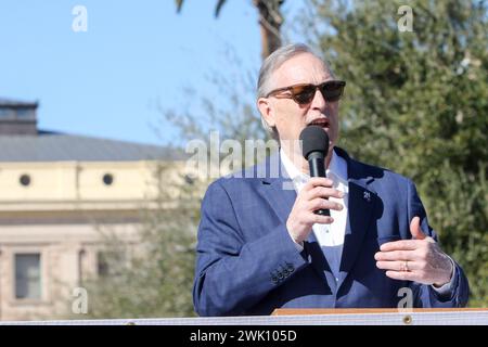 Andy Biggs, US-Abgeordneter von AZ, ist einer der Redner bei der 11. Jahrestagung Feiern & Schützen des 2. Amendment/Right to Keep & Bear Arms auf der Wesley Bolin Memorial Plaza in Phoenix, Arizona am 17. Februar 2024. Dies ist Arizonas am längsten laufende 2nd Amendment-Feier, bei der lokale und nationale Referenten für Waffenrechte, Händler und eine Schießverlosung teilnahmen. (Foto: Alexandra Buxbaum/SIPA USA) Credit: SIPA USA/Alamy Live News Stockfoto