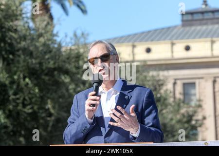 Andy Biggs, US-Abgeordneter von AZ, ist einer der Redner bei der 11. Jahrestagung Feiern & Schützen des 2. Amendment/Right to Keep & Bear Arms auf der Wesley Bolin Memorial Plaza in Phoenix, Arizona am 17. Februar 2024. Dies ist Arizonas am längsten laufende 2nd Amendment-Feier, bei der lokale und nationale Referenten für Waffenrechte, Händler und eine Schießverlosung teilnahmen. (Foto: Alexandra Buxbaum/SIPA USA) Credit: SIPA USA/Alamy Live News Stockfoto