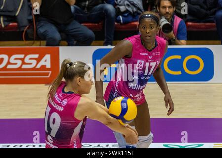 Triest, Italien. Februar 2024. Nika Daalderop (Allianz VV Milano) bei der Verteidigung während des FinalFour Italian Cup Frecciarossa 2024 Spiel zwischen Allianz VeroVolley Milano und Savino Del Bene Scandicci in PalaTrieste, Triest, Italien am Februar 2024 während des Halbfinals - Allianz VV Milano vs Savino Del Bene Scandicci, italienisches Volleyball Women Cup-Spiel in Triest, Italien, Italien 17. Februar 2024 Credit: Independent Photo Agency/Alamy Live News Stockfoto