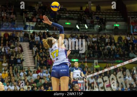 Triest, Italien. Februar 2024. Spike of Ekaterina Antropova (Savino Del Bene Scandicci) während des FinalFour Italian Cup Frecciarossa 2024 Spiel zwischen Allianz VeroVolley Milano und Savino Del Bene Scandicci in PalaTrieste, Triest, Italien am Februar 2024 im Halbfinale - Allianz VV Milano vs Savino Del Bene Scandicci, italienisches Volleyball-Cup-Spiel in Triest, Italien 17. Februar 2024 Credit: Independent Photo Agency/Alamy Live News Stockfoto