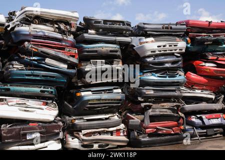 Ein Haufen zerquetschter und gestapelter Automobile auf dem Schrottplatz. Stockfoto