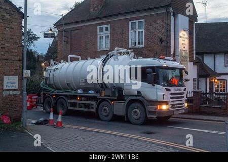 Chalfont St Peter, Großbritannien. Februar 2024. Das Wasser der Themse ist seit über einer Woche in Chalfont St. Peter und pumpt überschüssiges Wasser. Der Eingang zur Stadt bleibt geschlossen, ebenso der Parkplatz an der High Street, was sich nachteilig auf die Geschäfte der Einheimischen auswirkt. Sandsäcke bleiben vor einigen von ihnen nach der Überschwemmung letzten Freitag. Die Grundwasserstände sind in der Region nach wie vor hoch, allerdings gibt es in den sozialen Medien viele Spekulationen, dass die Überschwemmungen in der Region angeblich auf den Hochgeschwindigkeitszug HS2 zurückzuführen sein könnten, der in den Kalkgrundwasserleiter mündet, der Wasser verdrängt. Kredit: Mau Stockfoto