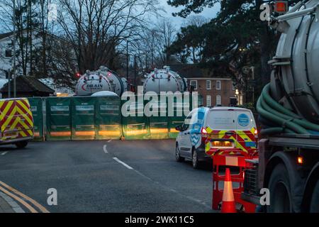 Chalfont St Peter, Großbritannien. Februar 2024. Das Wasser der Themse ist seit über einer Woche in Chalfont St. Peter und pumpt überschüssiges Wasser. Der Eingang zur Stadt bleibt geschlossen, ebenso der Parkplatz an der High Street, was sich nachteilig auf die Geschäfte der Einheimischen auswirkt. Sandsäcke bleiben vor einigen von ihnen nach der Überschwemmung letzten Freitag. Die Grundwasserstände sind in der Region nach wie vor hoch, allerdings gibt es in den sozialen Medien viele Spekulationen, dass die Überschwemmungen in der Region angeblich auf den Hochgeschwindigkeitszug HS2 zurückzuführen sein könnten, der in den Kalkgrundwasserleiter mündet, der Wasser verdrängt. Kredit: Mau Stockfoto