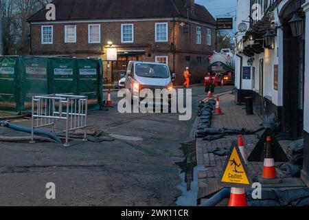 Chalfont St Peter, Großbritannien. Februar 2024. Das Wasser der Themse ist seit über einer Woche in Chalfont St. Peter und pumpt überschüssiges Wasser. Der Eingang zur Stadt bleibt geschlossen, ebenso der Parkplatz an der High Street, was sich nachteilig auf die Geschäfte der Einheimischen auswirkt. Sandsäcke bleiben vor einigen von ihnen nach der Überschwemmung letzten Freitag. Die Grundwasserstände sind in der Region nach wie vor hoch, allerdings gibt es in den sozialen Medien viele Spekulationen, dass die Überschwemmungen in der Region angeblich auf den Hochgeschwindigkeitszug HS2 zurückzuführen sein könnten, der in den Kalkgrundwasserleiter mündet, der Wasser verdrängt. Kredit: Mau Stockfoto