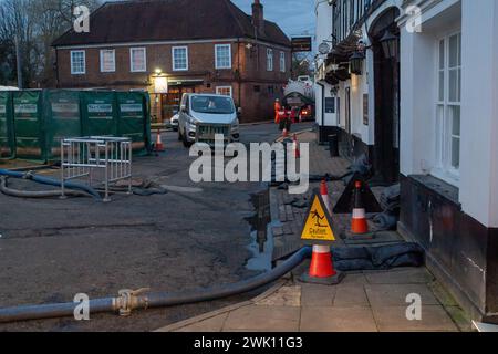 Chalfont St Peter, Großbritannien. Februar 2024. Das Wasser der Themse ist seit über einer Woche in Chalfont St. Peter und pumpt überschüssiges Wasser. Der Eingang zur Stadt bleibt geschlossen, ebenso der Parkplatz an der High Street, was sich nachteilig auf die Geschäfte der Einheimischen auswirkt. Sandsäcke bleiben vor einigen von ihnen nach der Überschwemmung letzten Freitag. Die Grundwasserstände sind in der Region nach wie vor hoch, allerdings gibt es in den sozialen Medien viele Spekulationen, dass die Überschwemmungen in der Region angeblich auf den Hochgeschwindigkeitszug HS2 zurückzuführen sein könnten, der in den Kalkgrundwasserleiter mündet, der Wasser verdrängt. Kredit: Mau Stockfoto