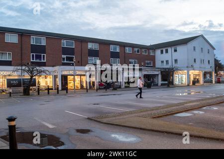 Chalfont St Peter, Großbritannien. Februar 2024. Das Wasser der Themse ist seit über einer Woche in Chalfont St. Peter und pumpt überschüssiges Wasser. Der Eingang zur Stadt bleibt geschlossen, ebenso der Parkplatz an der High Street, was sich nachteilig auf die Geschäfte der Einheimischen auswirkt. Sandsäcke bleiben vor einigen von ihnen nach der Überschwemmung letzten Freitag. Die Grundwasserstände sind in der Region nach wie vor hoch, allerdings gibt es in den sozialen Medien viele Spekulationen, dass die Überschwemmungen in der Region angeblich auf den Hochgeschwindigkeitszug HS2 zurückzuführen sein könnten, der in den Kalkgrundwasserleiter mündet, der Wasser verdrängt. Kredit: Mau Stockfoto
