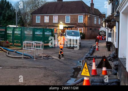 Chalfont St Peter, Großbritannien. Februar 2024. Das Wasser der Themse ist seit über einer Woche in Chalfont St. Peter und pumpt überschüssiges Wasser. Der Eingang zur Stadt bleibt geschlossen, ebenso der Parkplatz an der High Street, was sich nachteilig auf die Geschäfte der Einheimischen auswirkt. Sandsäcke bleiben vor einigen von ihnen nach der Überschwemmung letzten Freitag. Die Grundwasserstände sind in der Region nach wie vor hoch, allerdings gibt es in den sozialen Medien viele Spekulationen, dass die Überschwemmungen in der Region angeblich auf den Hochgeschwindigkeitszug HS2 zurückzuführen sein könnten, der in den Kalkgrundwasserleiter mündet, der Wasser verdrängt. Kredit: Mau Stockfoto