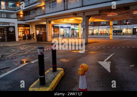 Chalfont St Peter, Großbritannien. Februar 2024. Das Wasser der Themse ist seit über einer Woche in Chalfont St. Peter und pumpt überschüssiges Wasser. Der Eingang zur Stadt bleibt geschlossen, ebenso der Parkplatz an der High Street, was sich nachteilig auf die Geschäfte der Einheimischen auswirkt. Sandsäcke bleiben vor einigen von ihnen nach der Überschwemmung letzten Freitag. Die Grundwasserstände sind in der Region nach wie vor hoch, allerdings gibt es in den sozialen Medien viele Spekulationen, dass die Überschwemmungen in der Region angeblich auf den Hochgeschwindigkeitszug HS2 zurückzuführen sein könnten, der in den Kalkgrundwasserleiter mündet, der Wasser verdrängt. Kredit: Mau Stockfoto