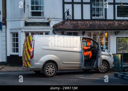 Chalfont St Peter, Großbritannien. Februar 2024. Das Wasser der Themse ist seit über einer Woche in Chalfont St. Peter und pumpt überschüssiges Wasser. Der Eingang zur Stadt bleibt geschlossen, ebenso der Parkplatz an der High Street, was sich nachteilig auf die Geschäfte der Einheimischen auswirkt. Sandsäcke bleiben vor einigen von ihnen nach der Überschwemmung letzten Freitag. Die Grundwasserstände sind in der Region nach wie vor hoch, allerdings gibt es in den sozialen Medien viele Spekulationen, dass die Überschwemmungen in der Region angeblich auf den Hochgeschwindigkeitszug HS2 zurückzuführen sein könnten, der in den Kalkgrundwasserleiter mündet, der Wasser verdrängt. Kredit: Mau Stockfoto