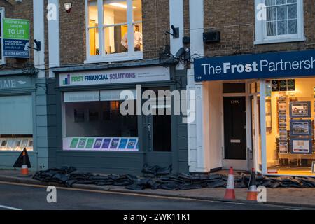 Chalfont St Peter, Großbritannien. Februar 2024. Das Wasser der Themse ist seit über einer Woche in Chalfont St. Peter und pumpt überschüssiges Wasser. Der Eingang zur Stadt bleibt geschlossen, ebenso der Parkplatz an der High Street, was sich nachteilig auf die Geschäfte der Einheimischen auswirkt. Sandsäcke bleiben vor einigen von ihnen nach der Überschwemmung letzten Freitag. Die Grundwasserstände sind in der Region nach wie vor hoch, allerdings gibt es in den sozialen Medien viele Spekulationen, dass die Überschwemmungen in der Region angeblich auf den Hochgeschwindigkeitszug HS2 zurückzuführen sein könnten, der in den Kalkgrundwasserleiter mündet, der Wasser verdrängt. Kredit: Mau Stockfoto