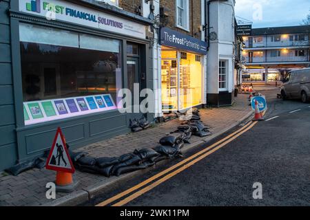 Chalfont St Peter, Großbritannien. Februar 2024. Das Wasser der Themse ist seit über einer Woche in Chalfont St. Peter und pumpt überschüssiges Wasser. Der Eingang zur Stadt bleibt geschlossen, ebenso der Parkplatz an der High Street, was sich nachteilig auf die Geschäfte der Einheimischen auswirkt. Sandsäcke bleiben vor einigen von ihnen nach der Überschwemmung letzten Freitag. Die Grundwasserstände sind in der Region nach wie vor hoch, allerdings gibt es in den sozialen Medien viele Spekulationen, dass die Überschwemmungen in der Region angeblich auf den Hochgeschwindigkeitszug HS2 zurückzuführen sein könnten, der in den Kalkgrundwasserleiter mündet, der Wasser verdrängt. Kredit: Mau Stockfoto