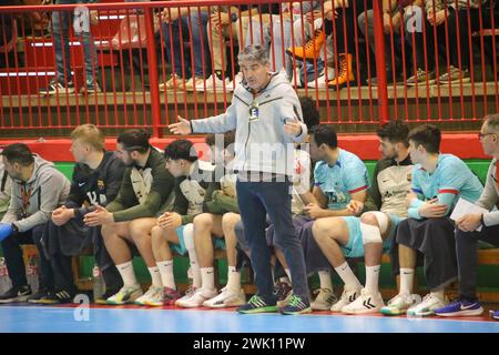 Torrelavega, Spanien, 17. Februar 2024: Barca-Trainer Carlos Ortega am 18. Spieltag der Plenitude League zwischen Bathco BM. Torrelavega und Barca am 17. Februar 2024 im Stadtpavillon Vicente Trueba in Torrelavega, Spanien. Quelle: Alberto Brevers / Alamy Live News. Stockfoto