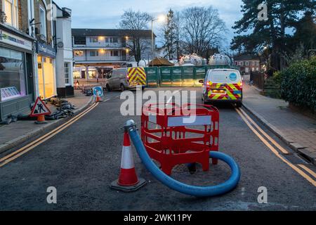 Chalfont St Peter, Großbritannien. Februar 2024. Das Wasser der Themse ist seit über einer Woche in Chalfont St. Peter und pumpt überschüssiges Wasser. Der Eingang zur Stadt bleibt geschlossen, ebenso der Parkplatz an der High Street, was sich nachteilig auf die Geschäfte der Einheimischen auswirkt. Sandsäcke bleiben vor einigen von ihnen nach der Überschwemmung letzten Freitag. Die Grundwasserstände sind in der Region nach wie vor hoch, allerdings gibt es in den sozialen Medien viele Spekulationen, dass die Überschwemmungen in der Region angeblich auf den Hochgeschwindigkeitszug HS2 zurückzuführen sein könnten, der in den Kalkgrundwasserleiter mündet, der Wasser verdrängt. Kredit: Mau Stockfoto