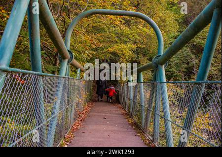 Fußgängerbrücke über den Garry River. Stockfoto