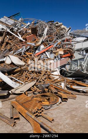 Haufen von Altmetall-Haushalts- und Industriegegenständen und -Gegenständen auf dem Schrottplatz für Altmetall-Recycling. Stockfoto